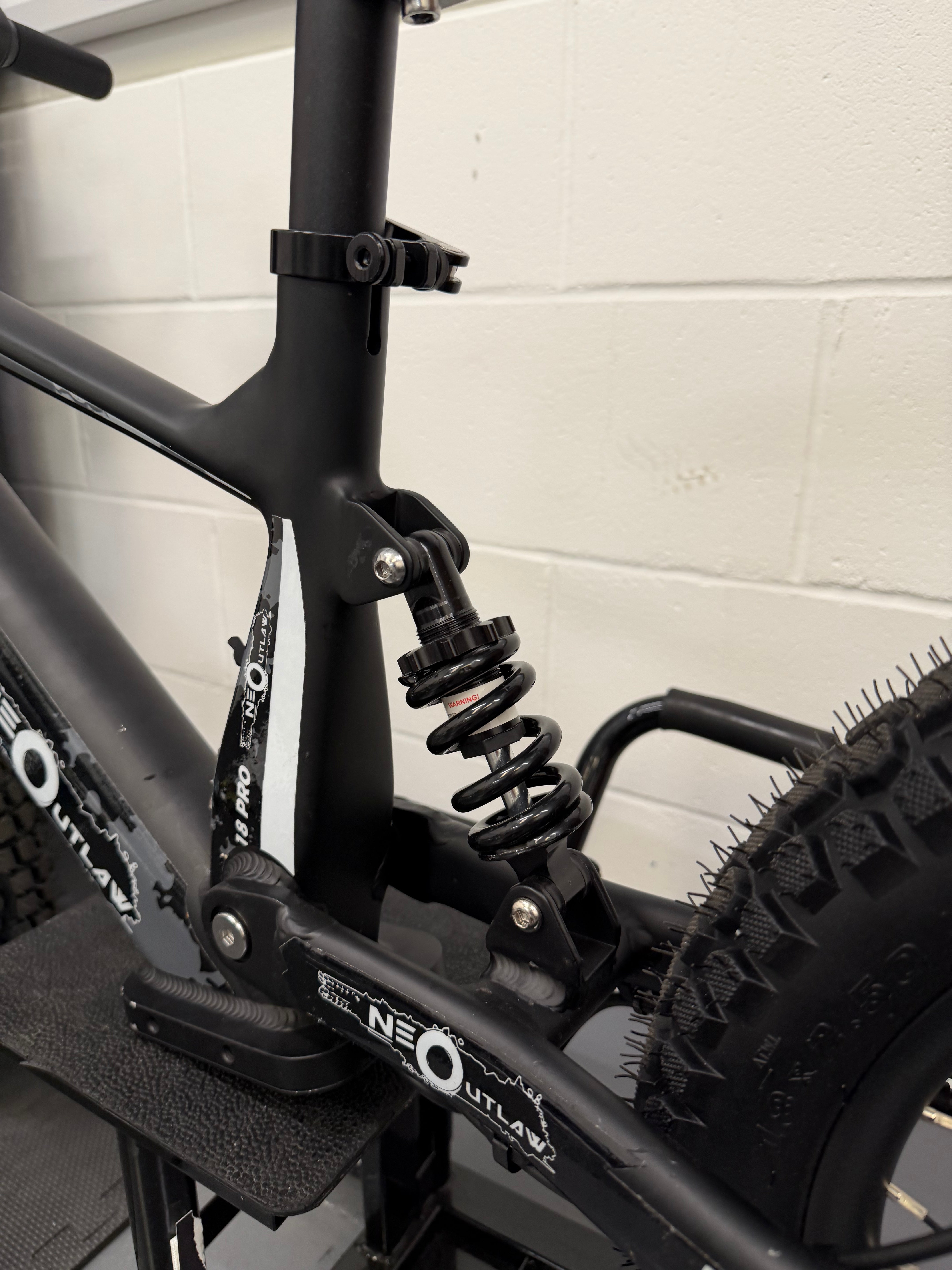 Neo Outlaw Surge 18" Kids Electric Bike - Ex Display 4