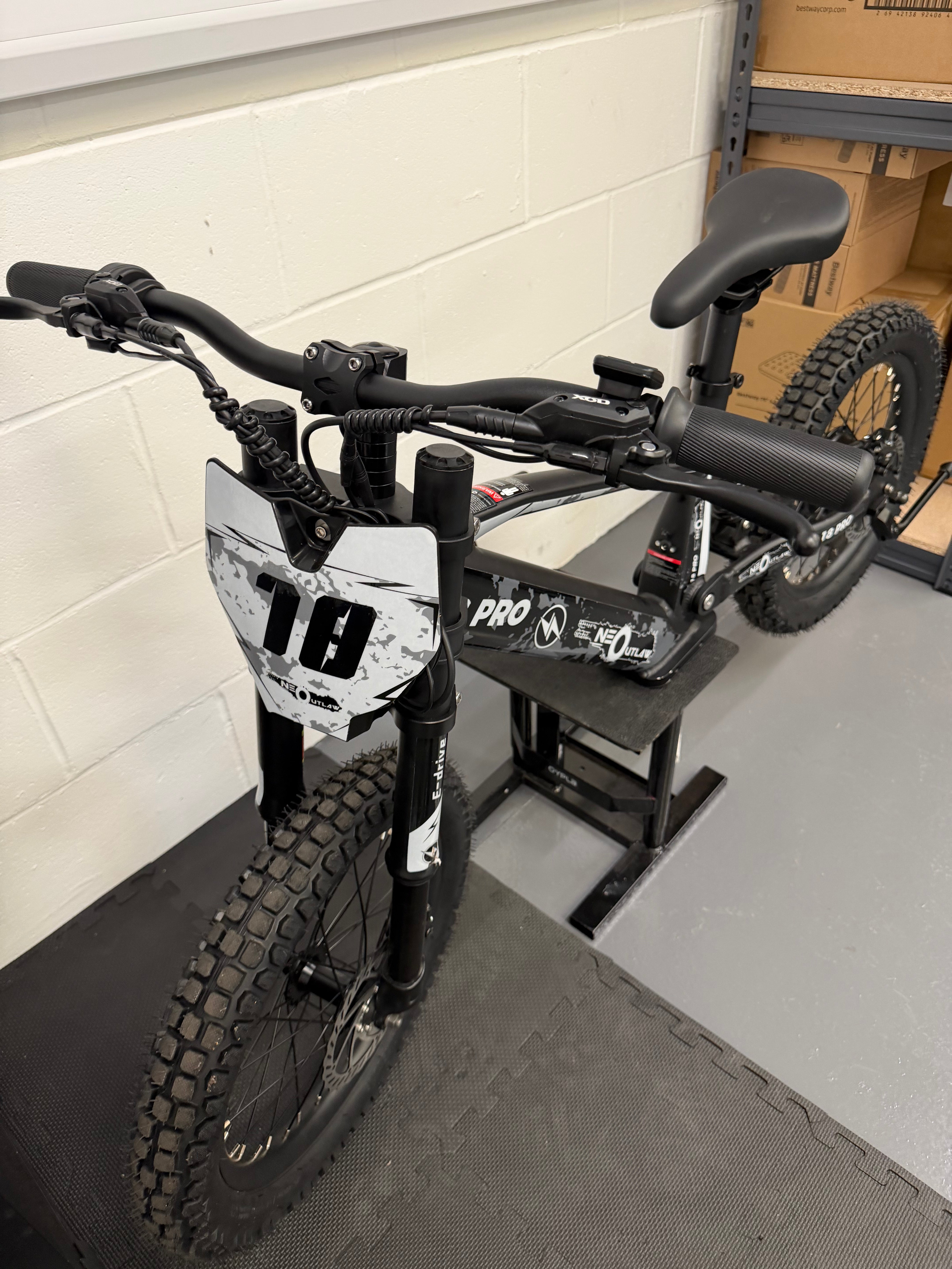 Neo Outlaw Surge 18" Kids Electric Bike - Ex Display 8