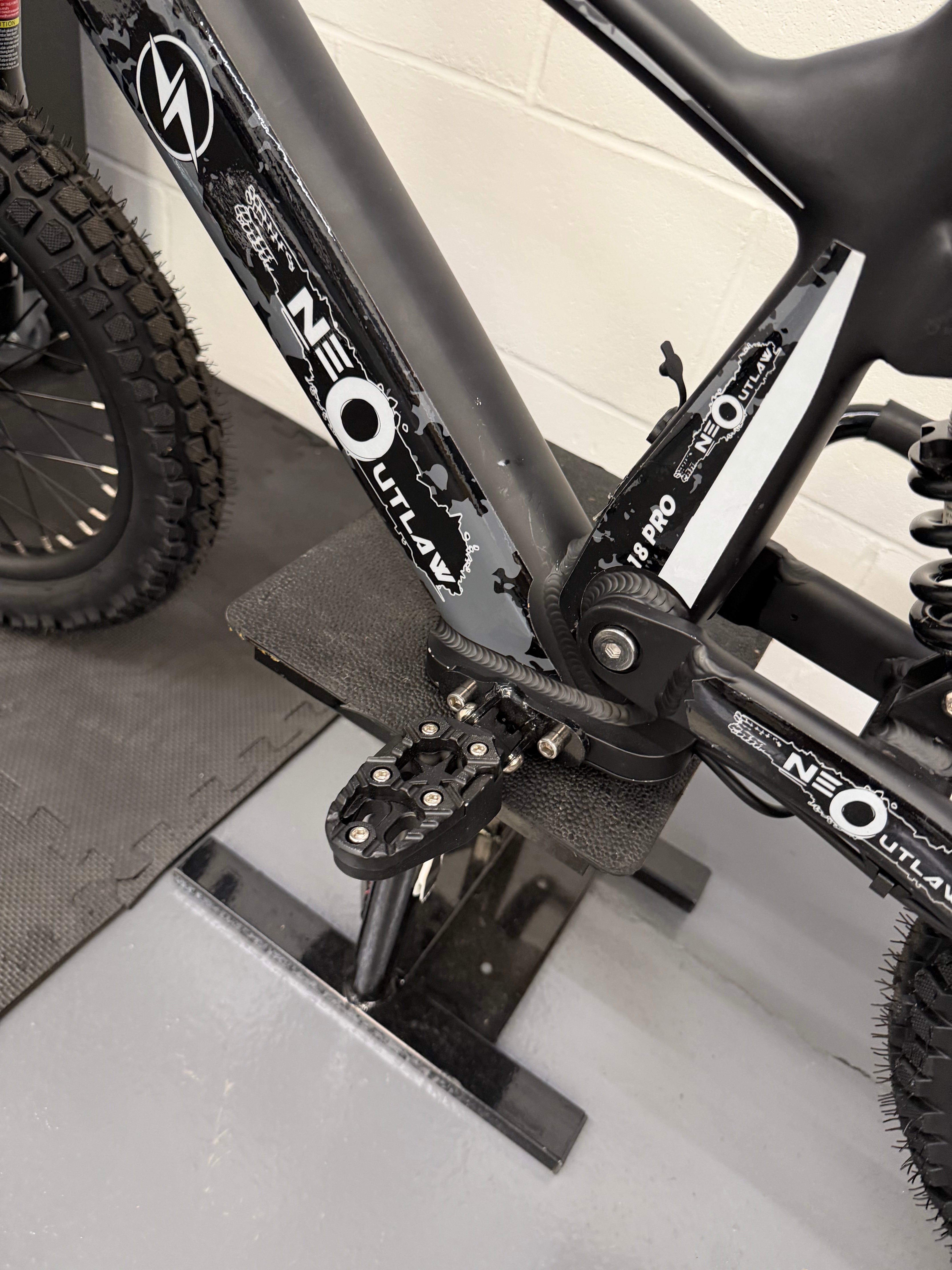 Neo Outlaw Surge 18" Kids Electric Bike - Ex Display 9