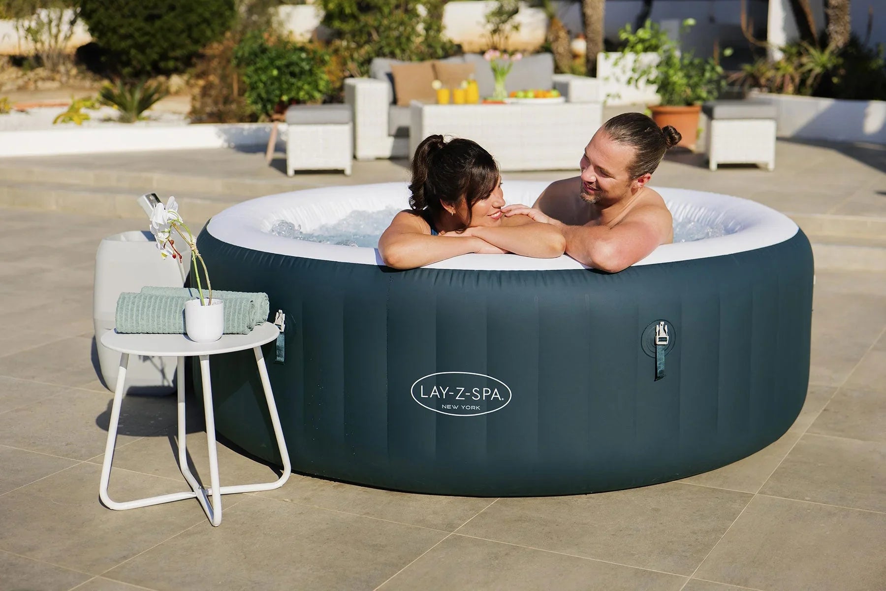 Lay-Z-Spa New York with insulating lid and protective cover